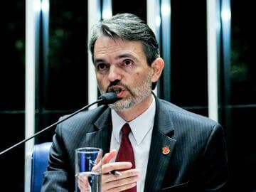 Ministério Público pede à Justiça limite para uso de celulares por senadores