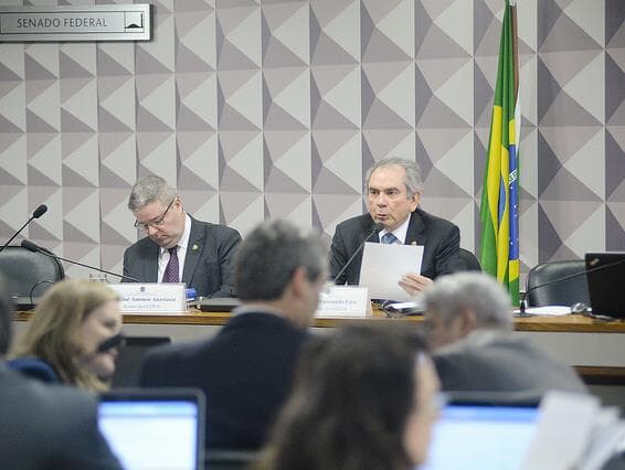 Comissão do impeachment encerra debates antes de decisão final