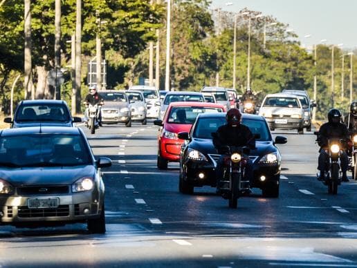 Uso do farol baixo em rodovias é obrigatório a partir de hoje