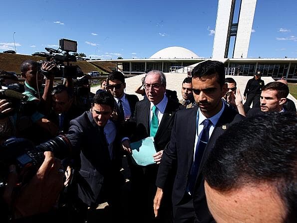 Cunha renuncia ao comando da Câmara, mas segue como deputado afastado