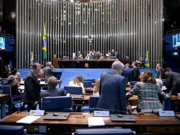 Senado aprova PEC dos Precatórios e devolve texto à Câmara