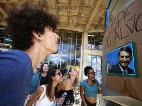 Estudantes fazem "cuspe ao alvo" contra Bolsonaro em Brasília