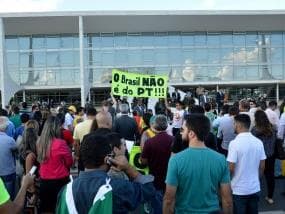 Após nomeação, manifestantes pedem impeachment em frente ao Planalto