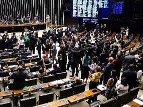 Câmara protege movimentos sociais e aprova Lei Antiterrorismo