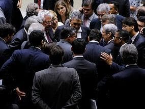 Deputados adiam votação sobre novas regras para teto salarial