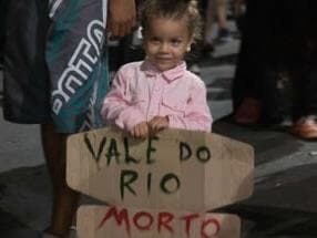 Aos gritos de 'Vale, assassina', protesto reúne cerca de 500 pessoas em Vitória