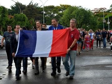 Terrorismo: franceses e brasileiros homenageiam vítimas em vigília