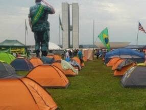 Protesto na Esplanada pede impeachment de Dilma