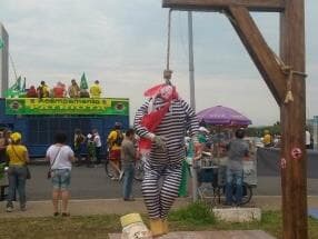 Manifestação tem de guilhotina a caixão para Lula e Dilma; veja imagens