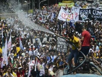 Manifestantes fazem ato contra Cunha e impeachment em Brasília