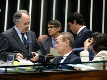 Senadores aprovam projeto que obriga bolsistas a ajudar escola pública