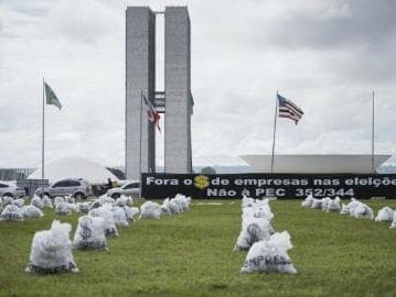 Senadores se unem a movimentos sociais contra doações empresariais