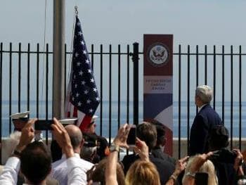 Bandeira dos Estados Unidos é hasteada em Havana após 54 anos