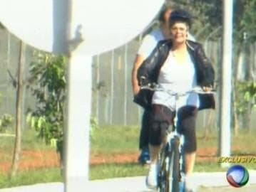 Dilma passeia de bicicleta e se distancia do Alvorada