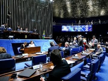 Senado aprova regulamentação de direitos dos domésticos