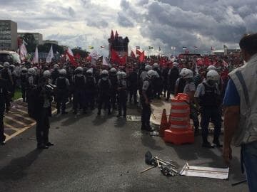 Protesto deixa manifestantes e parlamentares feridos