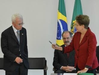 Dilma empossa Mangabeira Unger na Secretaria de Assuntos Estratégicos