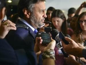 Aécio diz que renúncia de Graça não impede punição por 'malfeitos'