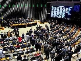 Sob protesto, Congresso aprova revisão em superávit