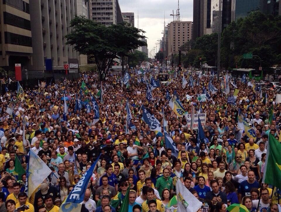 Militantes fazem ato pró-Aécio em São Paulo