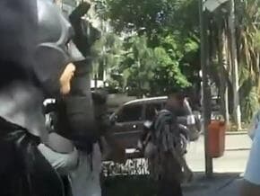 Vídeo de Batman no "rolezinho" carioca bomba nas redes