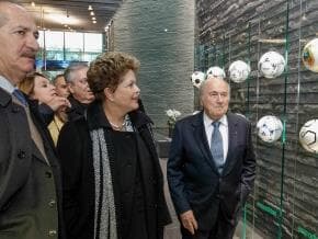 Dilma garante empenho para obras da Copa