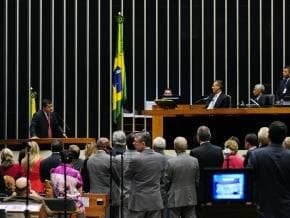 Deputados petistas visitam Genoino e Dirceu na prisão