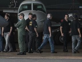 Avião da PF com réus do mensalão chega a Brasília