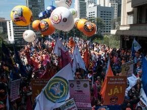 Manifestantes fecham Avenida Paulista em São Paulo