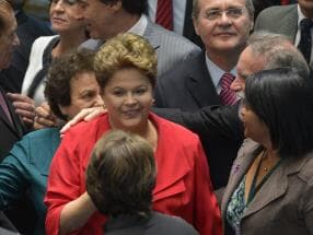 Dilma é recebida com afagos e uma cobrança no Congresso