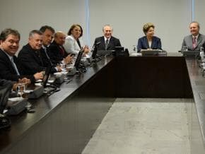 Gripada e afônica, Dilma cancela reunião com petistas