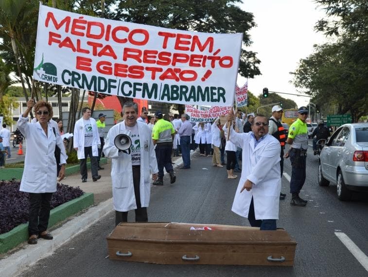 Médicos fazem dia de luto contra medidas do governo Dilma