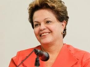 Dilma prepara plebiscito e diz que seu governo é "padrão Felipão"