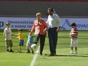 Dilma inaugura estádio de Brasília e rebate críticos