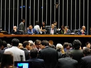 Deputados questionam plágio em emenda governista