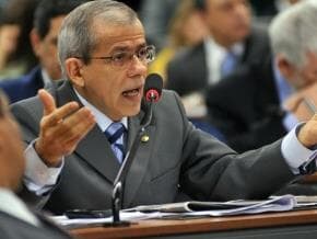 Deputado defende prisão de ministros do Supremo