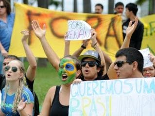 Manifestantes voltam a pedir a saída de Renan