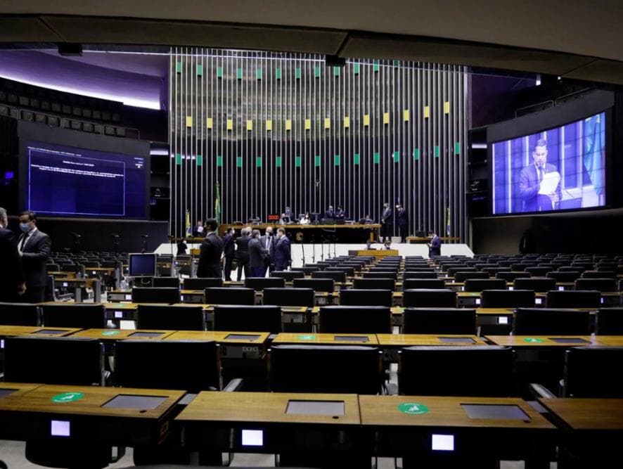 Governistas querem mudar regimento da Câmara e deputados reagem: "Mordaça"