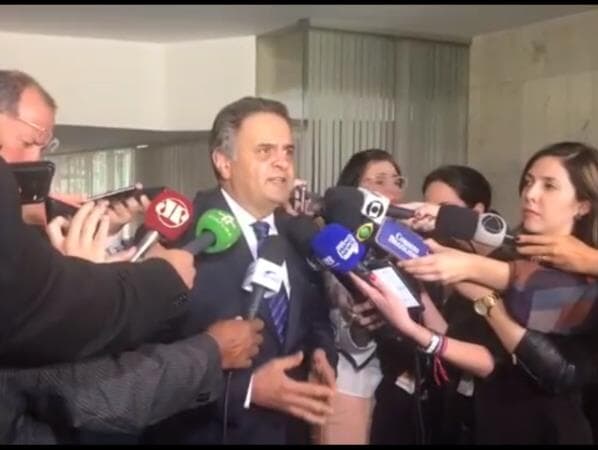 Aécio volta a se dizer vítima de criminosos e reclama de ações da PF: "Não encontraram nada"