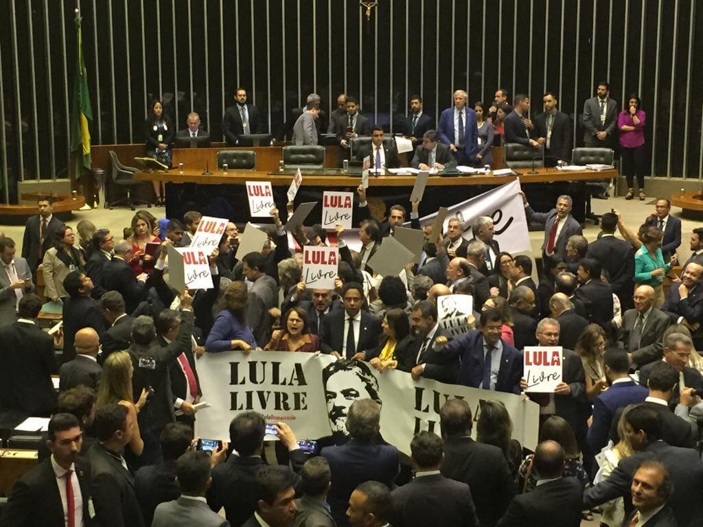 Deputados transformam plenário em palco de protesto contra prisão de Lula e obstruem votações. Veja o vídeo