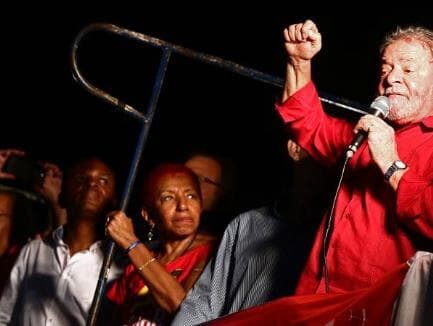 Manifestantes destroem boneco de Lula a dentadas e facadas na Bahia; veja o vídeo