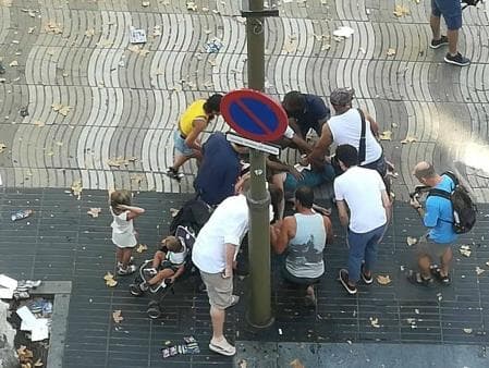 Atropelamento deixa mortos em Barcelona; polícia suspeita de terrorismo