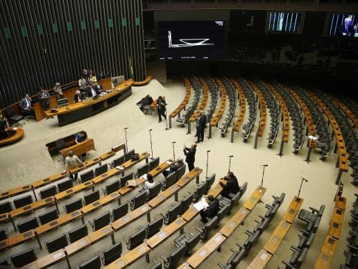 Oposição na Câmara mira horário nobre da TV e vai esvaziar sessão de denúncia contra Temer