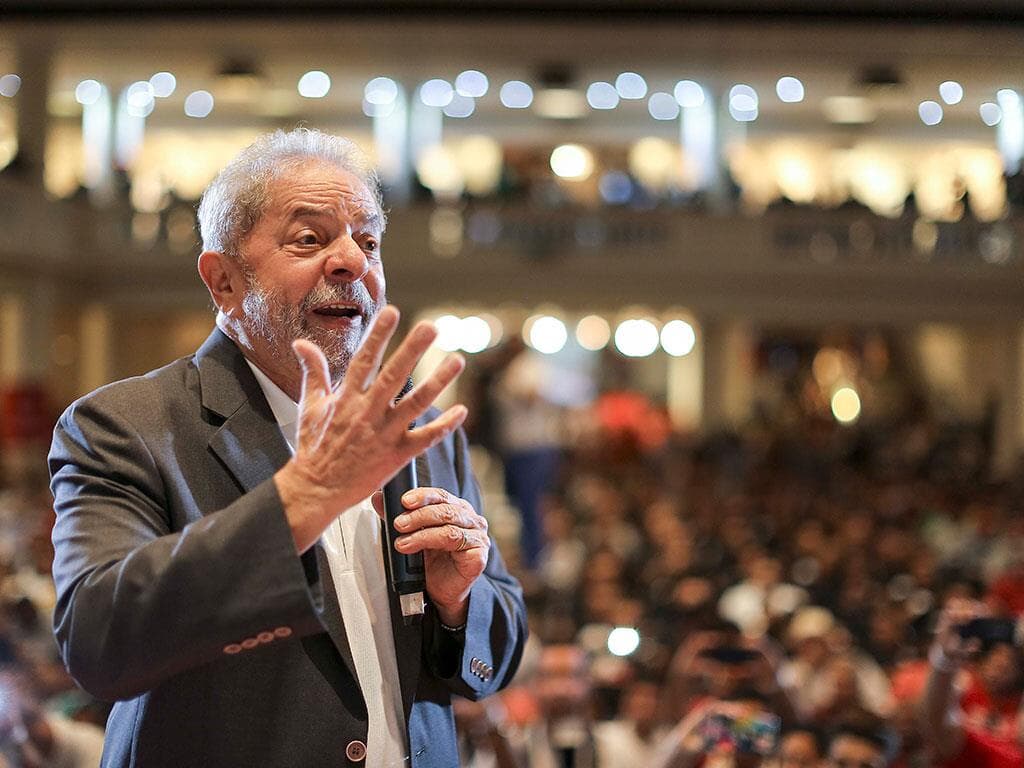 TRF derruba decisão de Moro e dispensa Lula de comparecer a mais de 80 depoimentos