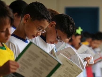 Alunos de pelo menos 1,4 mil escolas públicas do DF estão sem livros didáticos