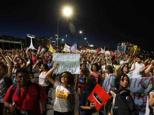 Manifestantes vão às ruas contra PEC do teto de gastos