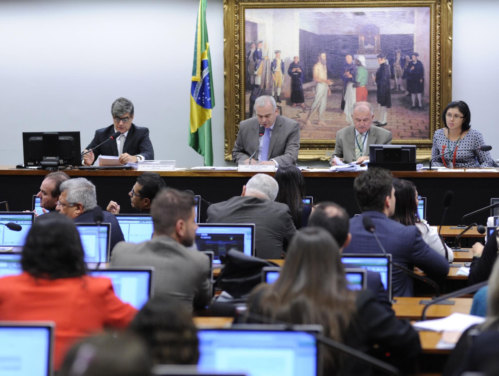 Comissão aprova reajuste para auditores e outros 6 mil servidores