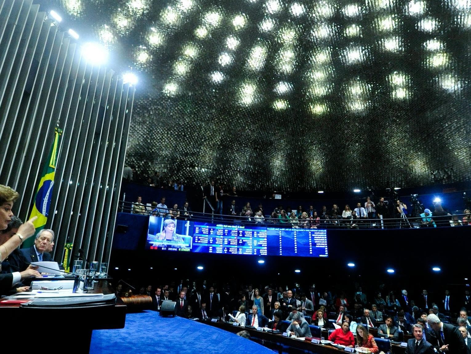 Dilma se diz vítima de golpe de Estado no palco do Senado em que pode ser cassada