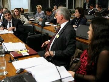 Vídeo: Lindbergh e Janaína Paschoal trocam acusações na comissão do impeachment