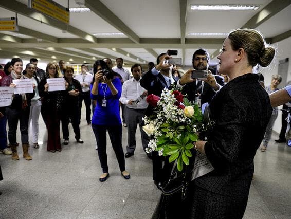 "Serena e humilde, mas não humilhada", discursa Gleisi Hoffmann